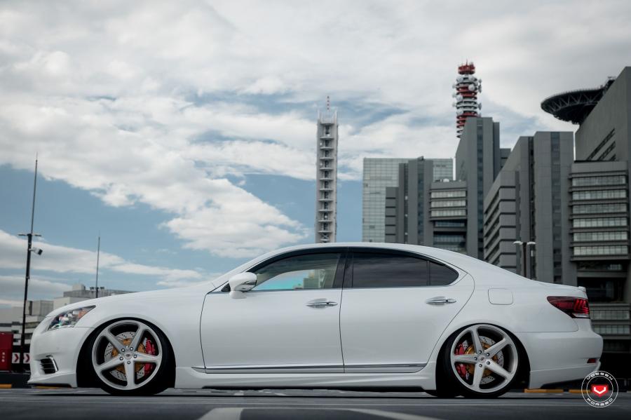  Lexus LS460 on Vossen Wheels (CG-201) 2016 года  (фото 8 из 21)